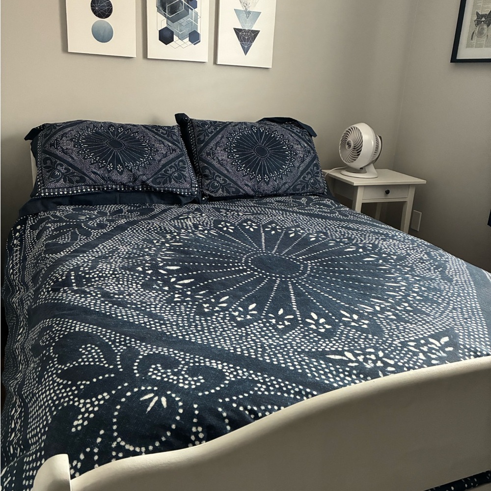 Elegant Midnight Blue Queen Duvet Cover Set and Wall Art.